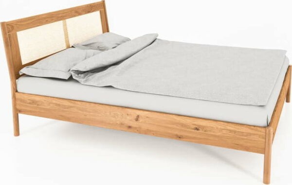 Dvoulůžková postel z dubového dřeva s ratanovým čelem