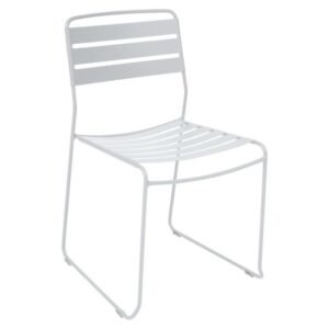 Bílá kovová stohovatelná zahradní židle