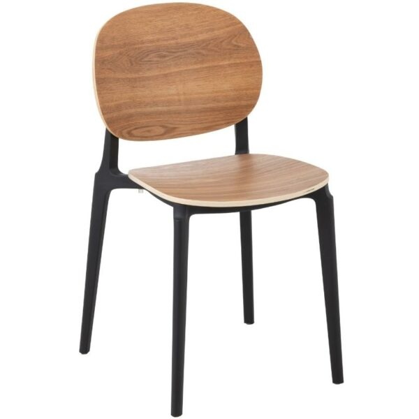 Hnědá dřevěná jídelní židle