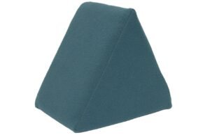Modrý trojúhelníkový vlněný puf Kave Home Jalila