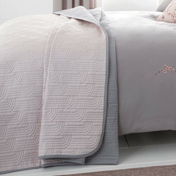 Růžovo-šedý prošívaný přehoz na postel Catherine