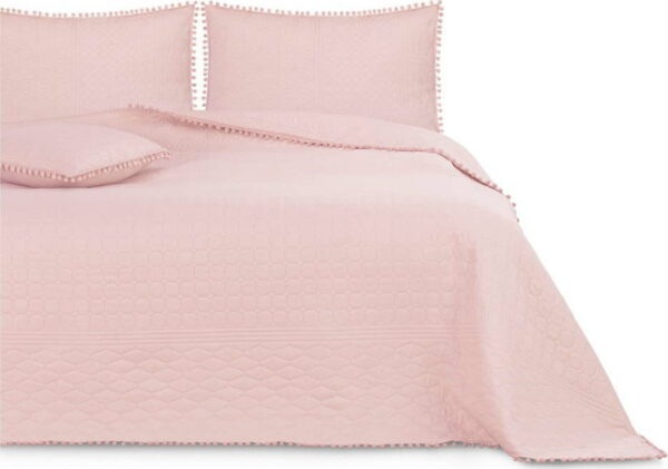 Pudrově růžový přehoz na postel