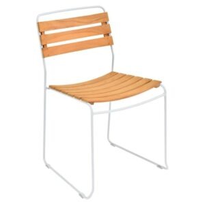 Bílá dřevěná stohovatelná zahradní židle
