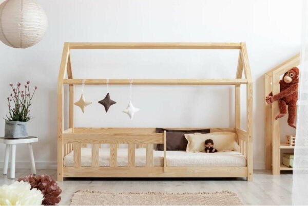 Domečková dětská postel z borovicového dřeva 120x200
