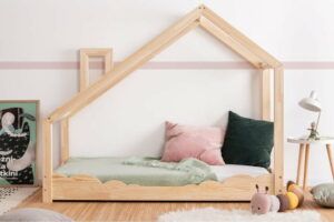 Domečková postel z borovicového dřeva