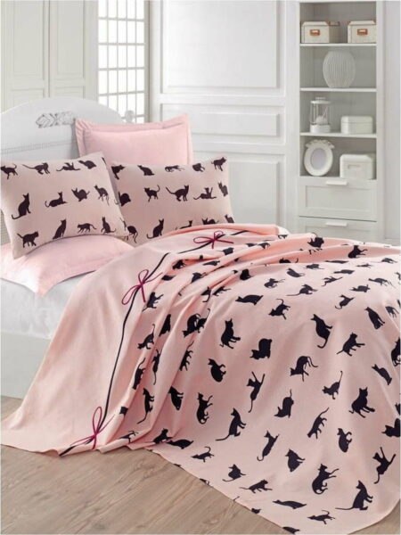 Růžový přehoz přes postel