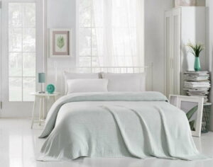 Mentolově modrý přehoz přes postel s příměsí bavlny Homemania