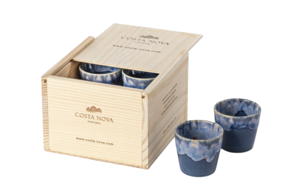 Dřevěný box s 8 modrými šálky na espresso
