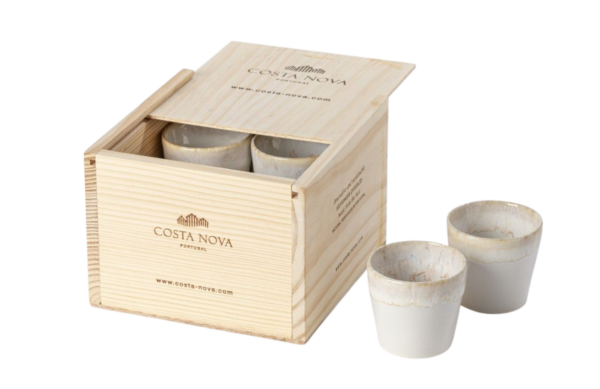 Dřevěný box s 8 bílými šálky na espresso