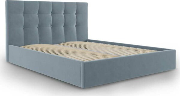 Světle modrá čalouněná dvoulůžková postel s úložným prostorem s