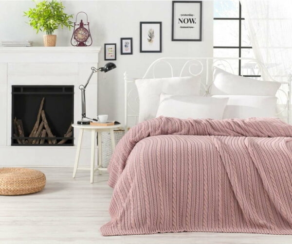 Pudrově růžový přehoz přes postel s příměsí bavlny Homemania