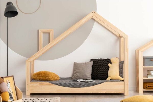 Domečková postel z borovicového dřeva