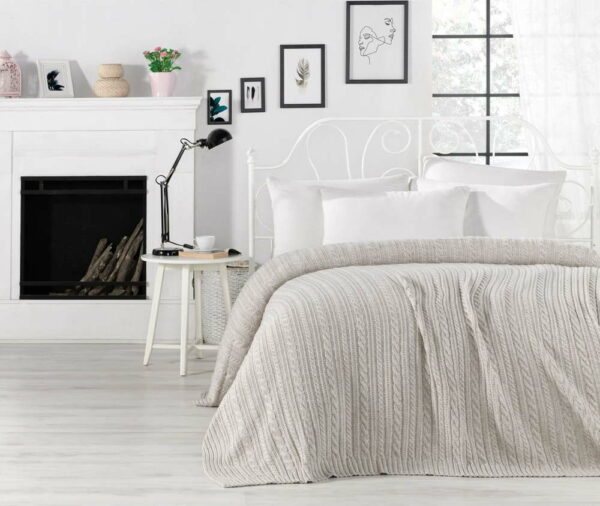 Šedobéžový přehoz přes postel s příměsí bavlny Homemania