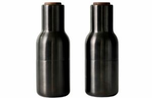 Set dvou bronzově černých kovových mlýnků na sůl