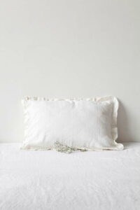 Bílý lněný povlak na polštář s řaseným lemem