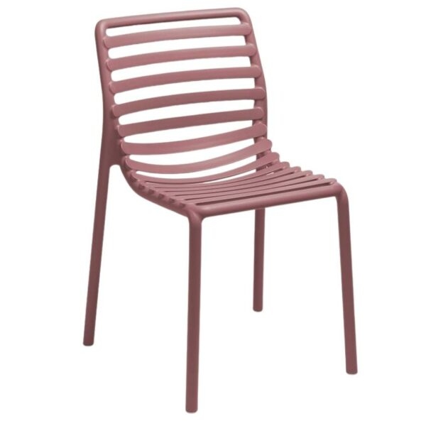 Červená plastová zahradní židle
