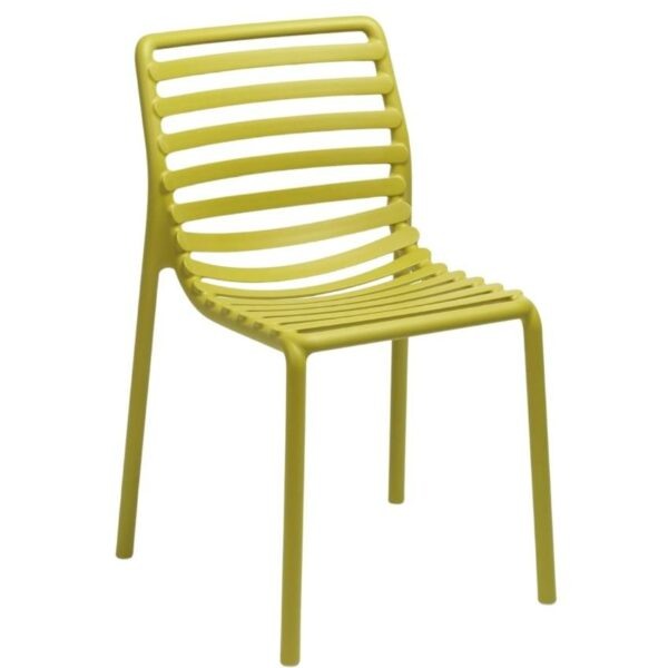 Žlutá plastová zahradní židle