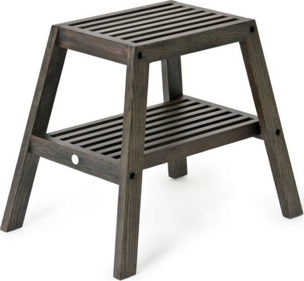 Černá stolička z dubového dřeva