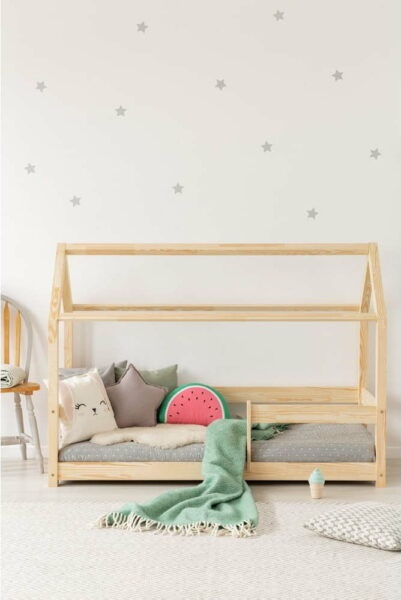 Domečková dětská postel z borovicového dřeva 70x160