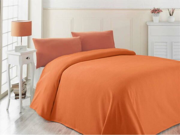 Oranžový lehký přehoz přes postel