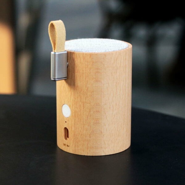 Bluetooth reproduktor z bukového dřeva