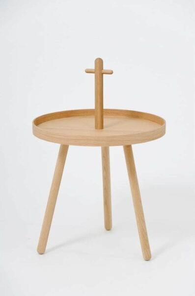 Odkládací stolek z dubového dřeva Wireworks