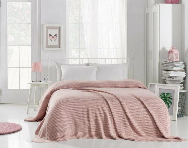 Pudrově růžový přehoz přes postel s příměsí bavlny Homemania